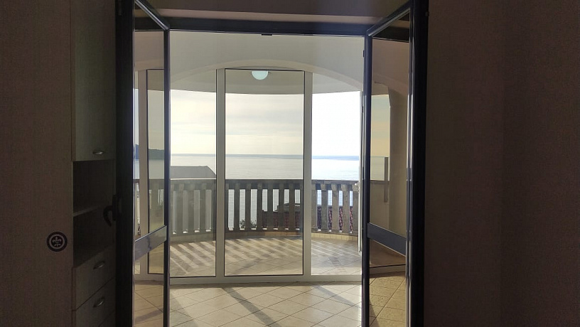 Квартира с одной спальной комнатой и панорамныим видом на море в Пржно